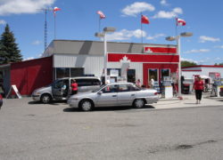 小さなガソリンスタンド　長距離を走るので見つけたら入れましょう