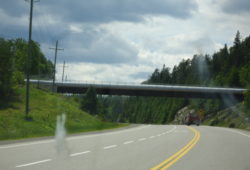 トランスカナダハイウエイをまたぐ金鉱山のパイプ