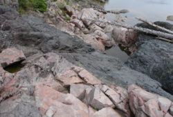 ハーフウエイポイントの近くの Chippewa Fallsの岩 ピンク色の26億年前の花崗岩と、黒色の11億年前の玄武岩の不整合