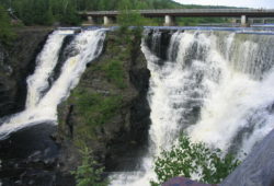 カカベカの滝 落差40m １６億年前の黒い頁岩です。２７億年前のバクテリアが見つかったGunflint層はこの地層の下部にあります