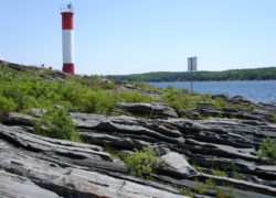 Killbear州立公園 黒色片麻岩の湖岸と灯台