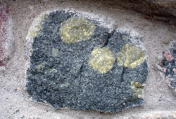 ルーンダラーモニュメントに使われている石