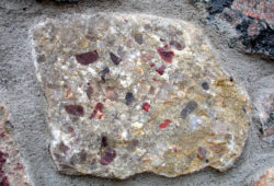 ルーンダラーモニュメントに使われている石