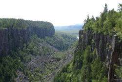 Oumet Canyon Provincail Park 氷河が解けた水が地表を削りこのような谷が出来たそうです