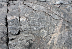 Sand River 片麻岩の細かな褶曲構造