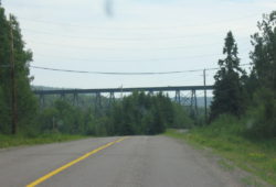 トランスカナダハイウエイから Sibley半島を南下すると鉄橋があります