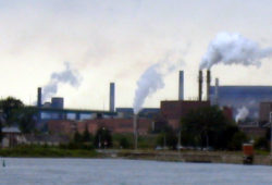 スーセントマリー出身の女性宇宙飛行士ロバート・ボンダーの記念したテントから見た眺め カナダで２位の鉄鋼会社Algoma steel