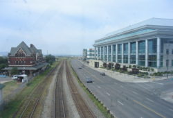 Thunder Bayの駅は先にあります 右側の大きな建物はオンタリオ州政府連邦庁舎です