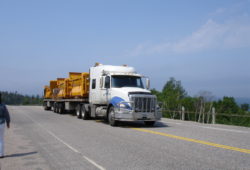 スピード輸送はトラックが主役です