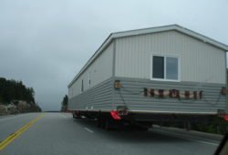 家を丸ごと運ぶオーバーサイズのトラック 風力発電の羽根や支柱も道路幅を超えて運びます