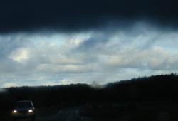 真っ黒な雲が空をおおって夜のように暗くなります 電柱に落雷するとトランスカナダハイウエイは大渋滞し、やむなく宿を取る事になります