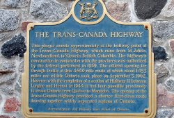 トランスカナダハイウエイ(8,030km)の ハーフウエイポイント
